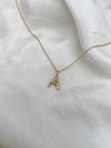 Bogstav vedhæng i guld - A - Julie Carl Jewelry