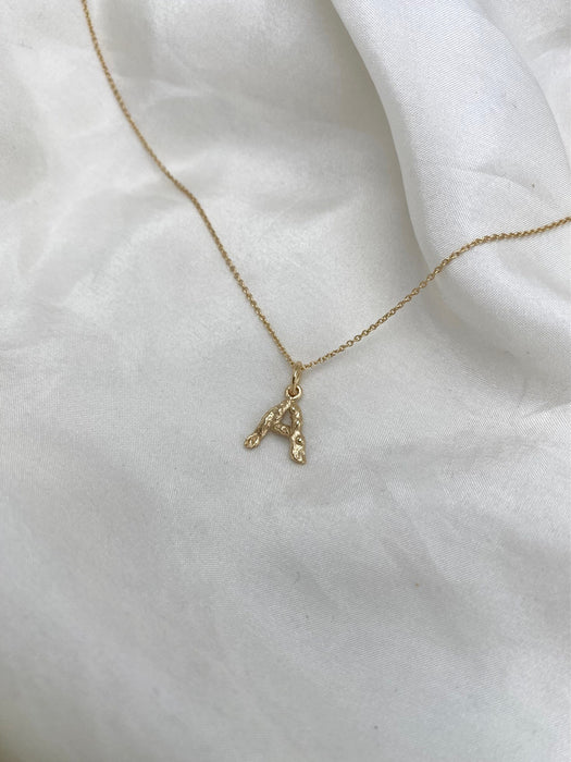 Bogstav vedhæng i guld - A - Julie Carl Jewelry