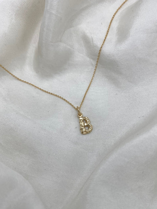 Bogstav vedhæng i guld - B - Julie Carl Jewelry