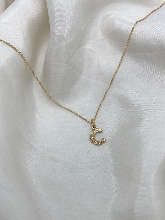 Bogstav vedhæng i guld - C - Julie Carl Jewelry