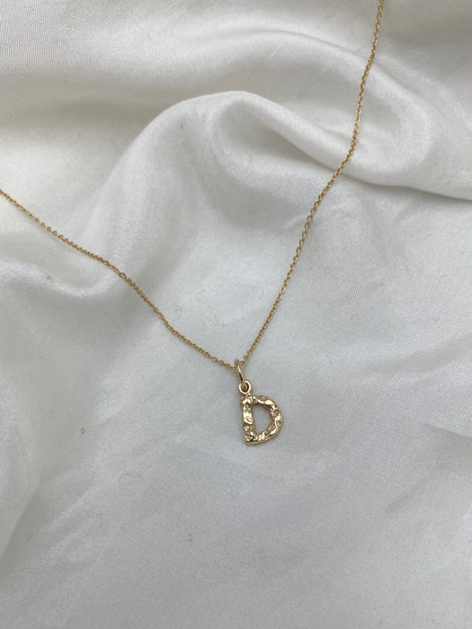Bogstav vedhæng i guld - D - Julie Carl Jewelry