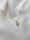 Bogstav vedhæng i guld - E- Julie Carl Jewelry