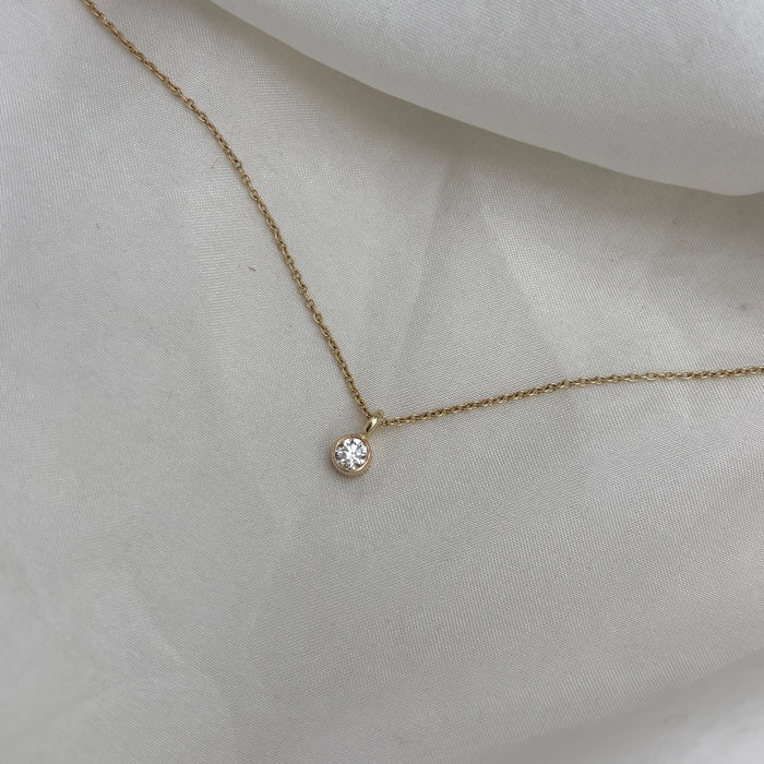 Gaya vedhæng, brillantvedhæng i 14 karat guld. 