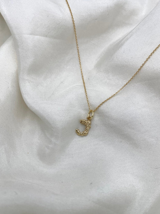 Bogstav vedhæng i guld - J - Julie Carl Jewelry