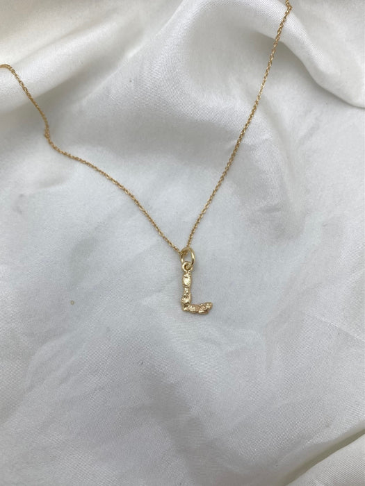 Bogstav vedhæng i guld - L - Julie Carl Jewelry
