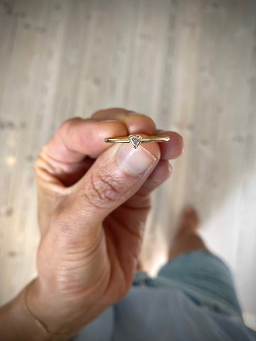 Guldring med hjertediamant - Julie Carl Jewelry