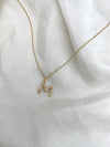 Bogstav vedhæng i guld - M - Julie Carl Jewelry