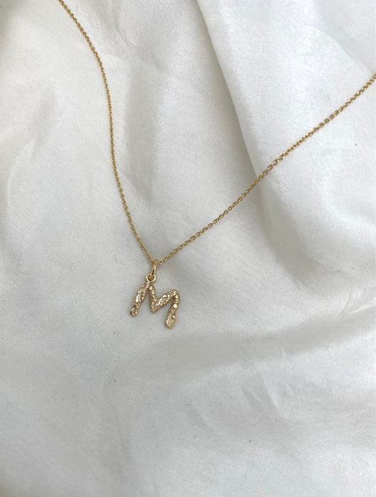 Bogstav vedhæng i guld - M - Julie Carl Jewelry