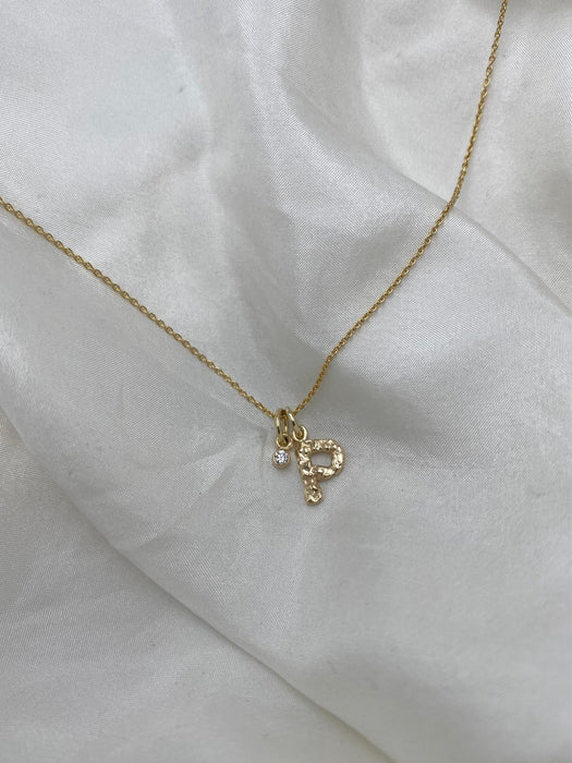 Bogstav vedhæng i guld - P med brillant - Julie Carl Jewelry
