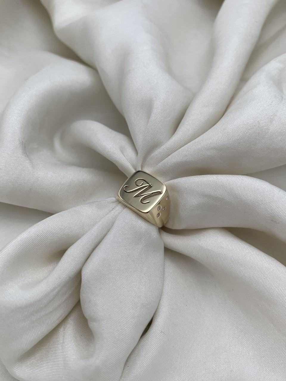 Julie Carl Jewelry v/Julie Carl logo