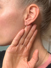 Julie Carl Jewelry Øreringe Cosmic Wave ørestik, 14 karat guld (1 stk)