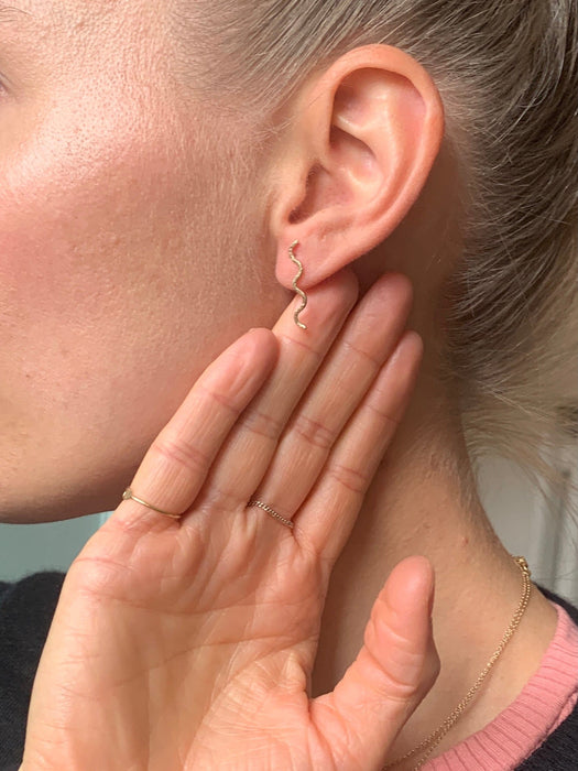Julie Carl Jewelry Øreringe Cosmic Wave ørestik, 14 karat guld (1 stk)