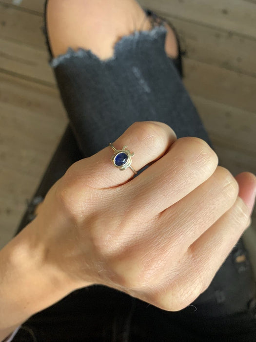 Julie Carl Jewelry Ring Beetle ring, blå safir