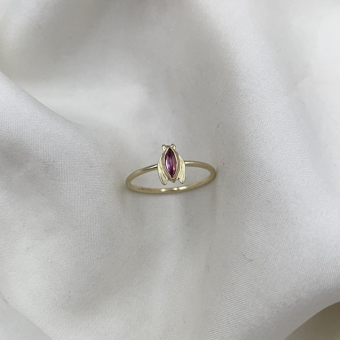 Julie Carl Jewelry Ring Beetle ring, pink safir